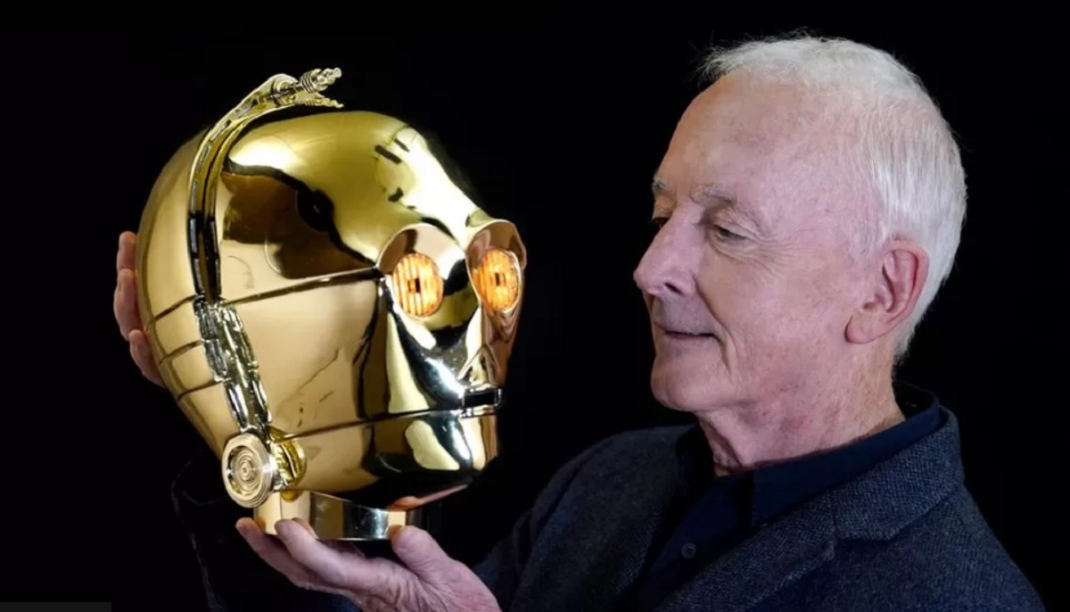 La tête de C-3PO de la saga Star Wars a été vendue aux enchères pour 843 000 dollars. L'acteur Anthony Daniels, qui jouait le rôle du droïde, s'est séparé d'une collection d'accessoires emblématiques. La tête de C-3PO de la saga Star Wars a été vendue aux enchères pour 843 000 dollars. L'acteur Anthony Daniels, qui jouait le rôle du droïde, s'est séparé d'une collection d'accessoires emblématiques.