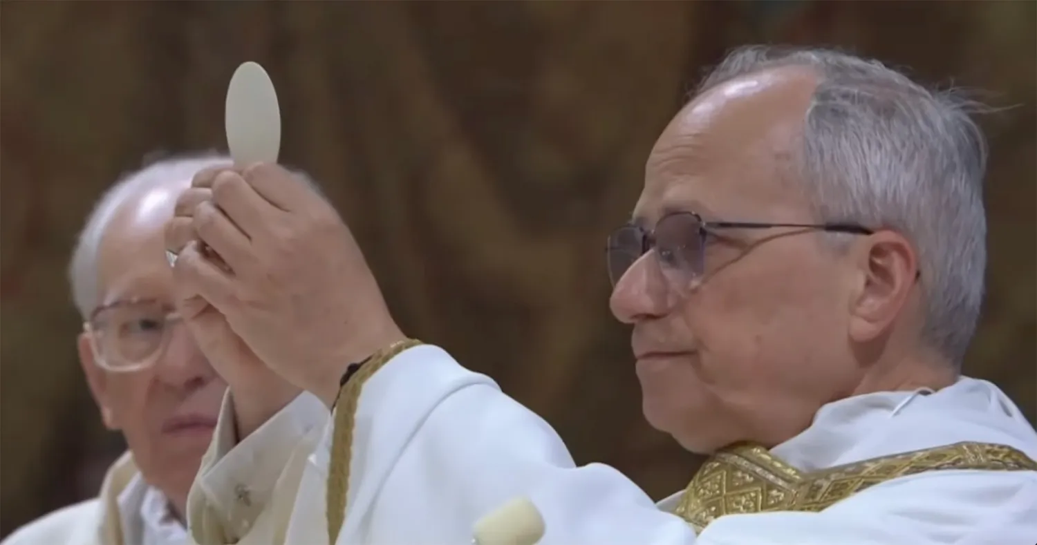 Photo du Pape Léon XIV avec une Apple Watch Photo du Pape Léon XIV avec une Apple Watch