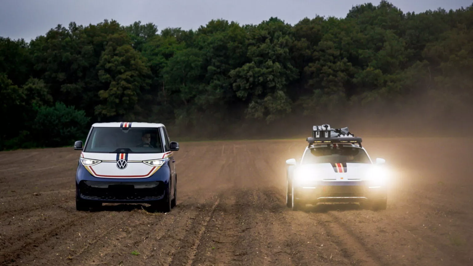 Porsche 911 Dakar avec la camionnette VW ID. Buzz Porsche 911 Dakar avec la camionnette VW ID. Buzz