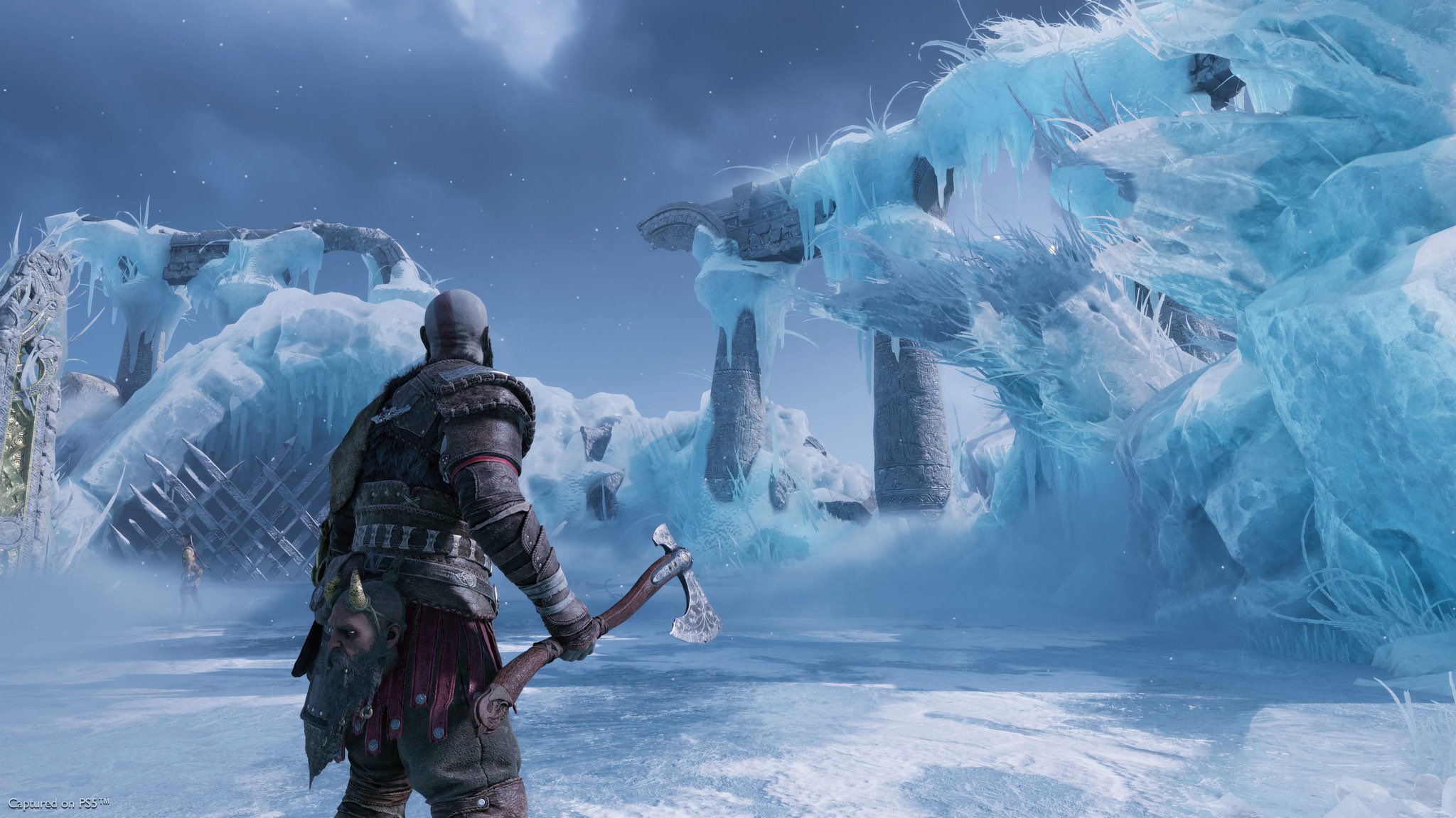 Le directeur artistique de God of War : Ragnarok a publié de nouvelles captures d'écran du jeu. Elles montrent Kratos et Atreus voyageant à travers les Neuf Mondes.-4 Le directeur artistique de God of War : Ragnarok a publié de nouvelles captures d'écran du jeu. Elles montrent Kratos et Atreus voyageant à travers les Neuf Mondes.-4