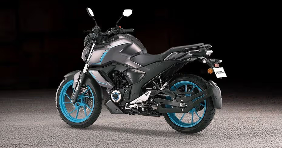 Vue arrière gauche de la moto Vue arrière gauche de la moto