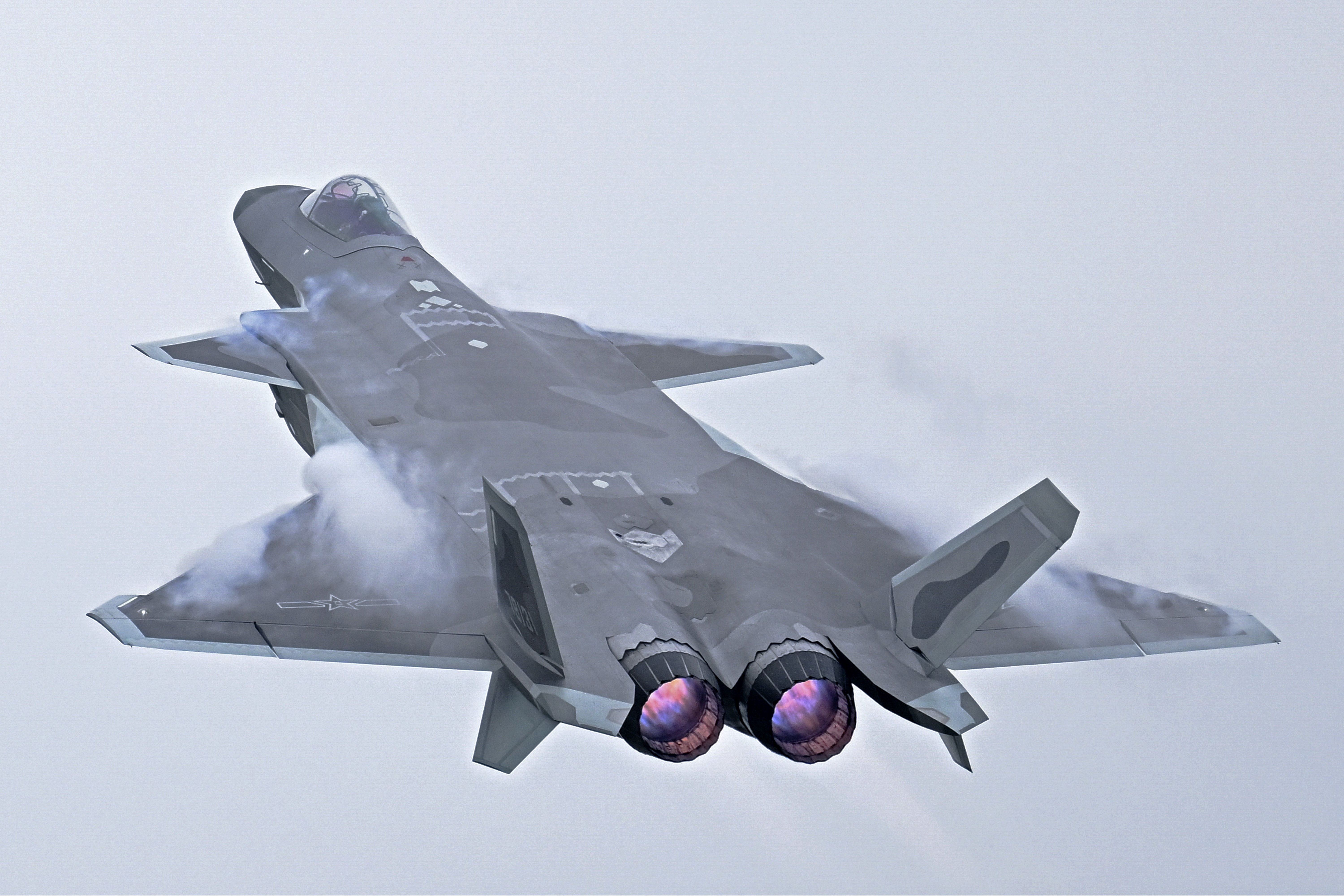 La Chine améliore son avion de combat de cinquième génération J-20 Mighty Dragon afin de surpasser le F-22 Raptor américain.-2 La Chine améliore son avion de combat de cinquième génération J-20 Mighty Dragon afin de surpasser le F-22 Raptor américain.-2