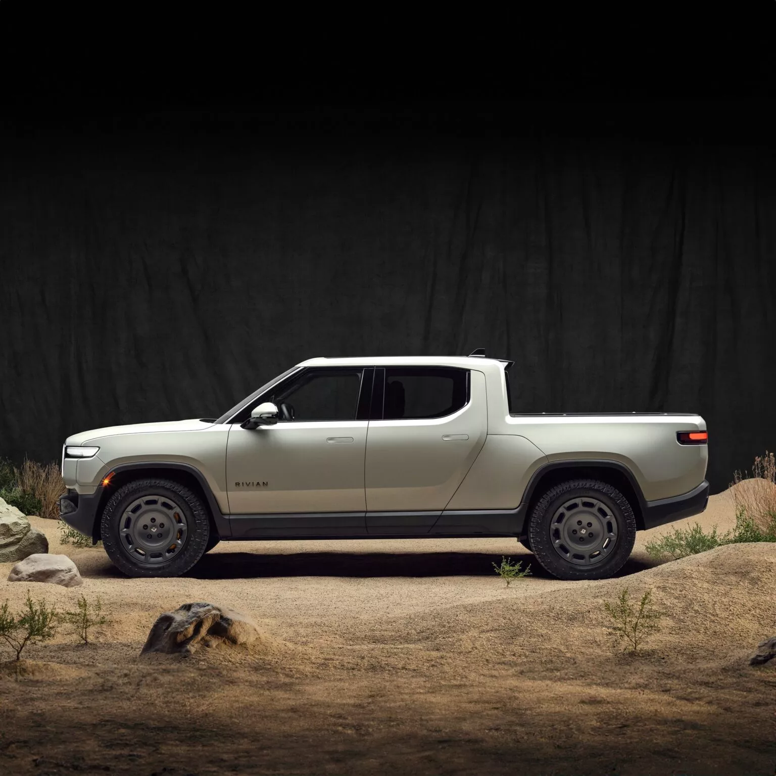 Rivian R1 Dune Edition avec arrière-plan désert Rivian R1 Dune Edition avec arrière-plan désert