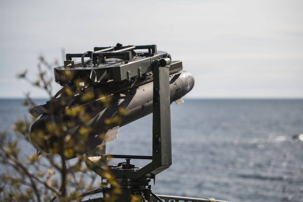 Les forces armées ukrainiennes ont montré le lancement du missile anti-navire guidé suédois RBS-17 sur une cible terrestre. Les forces armées ukrainiennes ont montré le lancement du missile anti-navire guidé suédois RBS-17 sur une cible terrestre.