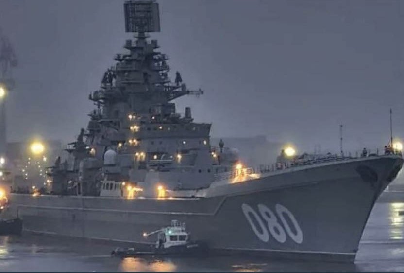 Le croiseur à propulsion nucléaire Admiral Nakhimov en cours d'essai Le croiseur à propulsion nucléaire Admiral Nakhimov en cours d'essai