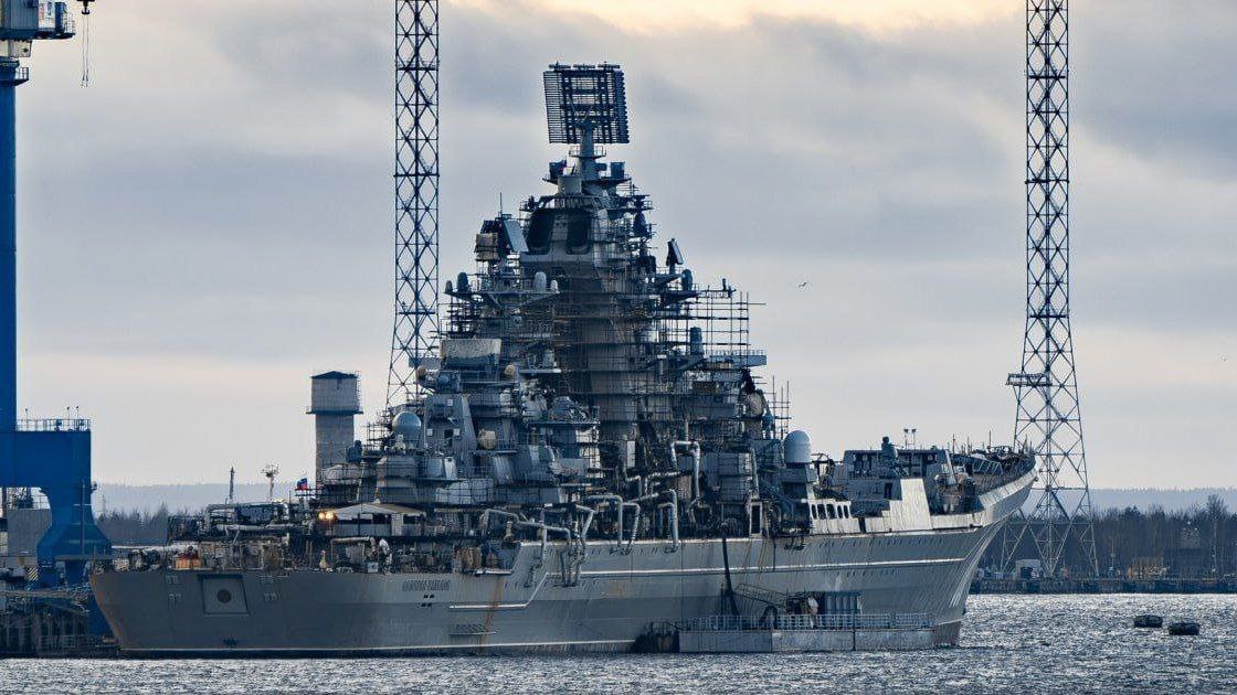 Le croiseur à propulsion nucléaire Admiral Nakhimov en cours de modernisation Le croiseur à propulsion nucléaire Admiral Nakhimov en cours de modernisation
