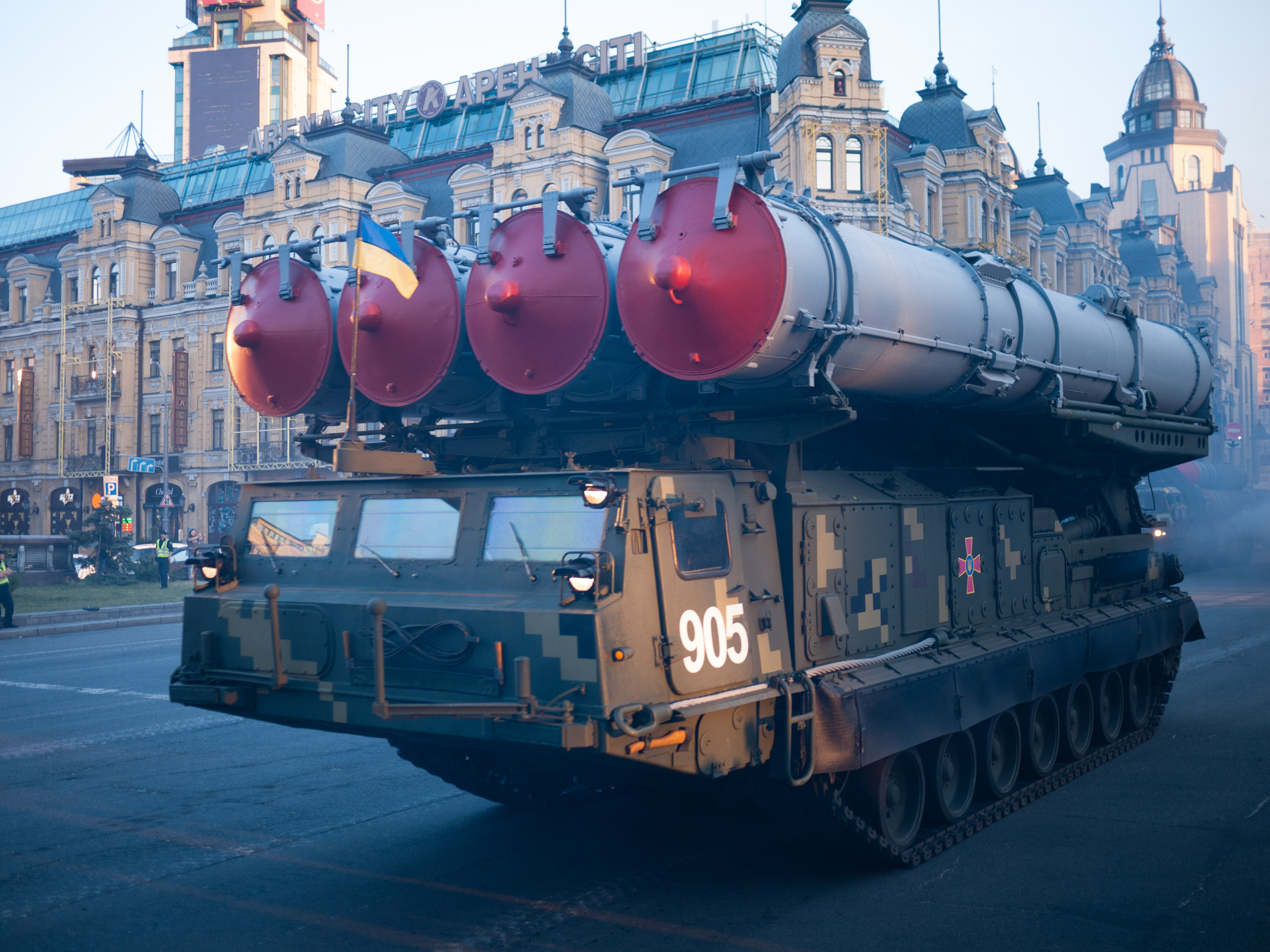 Les forces armées ukrainiennes ont montré une vidéo rare du système de défense aérienne S-300V1 en action. Il s'agit du seul système de missiles anti-aériens en Ukraine qui peut abattre des missiles balistiques. Les forces armées ukrainiennes ont montré une vidéo rare du système de défense aérienne S-300V1 en action. Il s'agit du seul système de missiles anti-aériens en Ukraine qui peut abattre des missiles balistiques.
