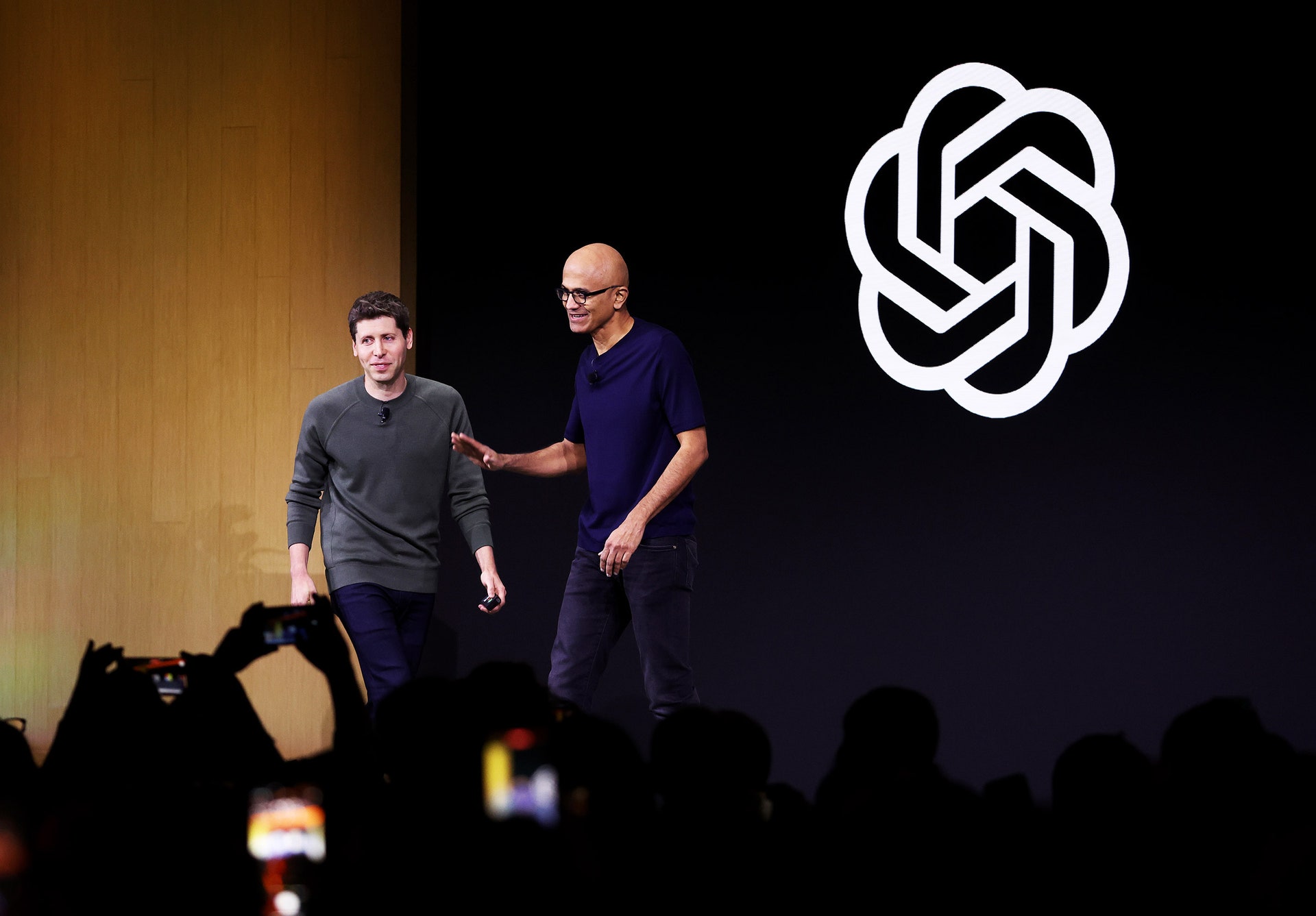 Microsoft a obtenu un siège d'observateur au conseil d'administration de l'OpenAI et Sam Altman est redevenu PDG.