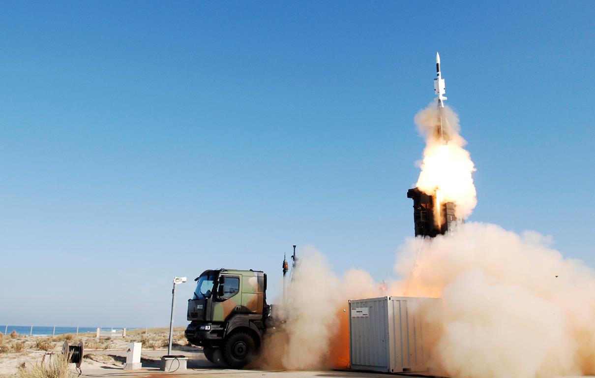 Lancement d'un missile Aster 30 à partir d'un véhicule de combat SAMP/T. Illustration : MBDA Lancement d'un missile Aster 30 à partir d'un véhicule de combat SAMP/T. Illustration : MBDA
