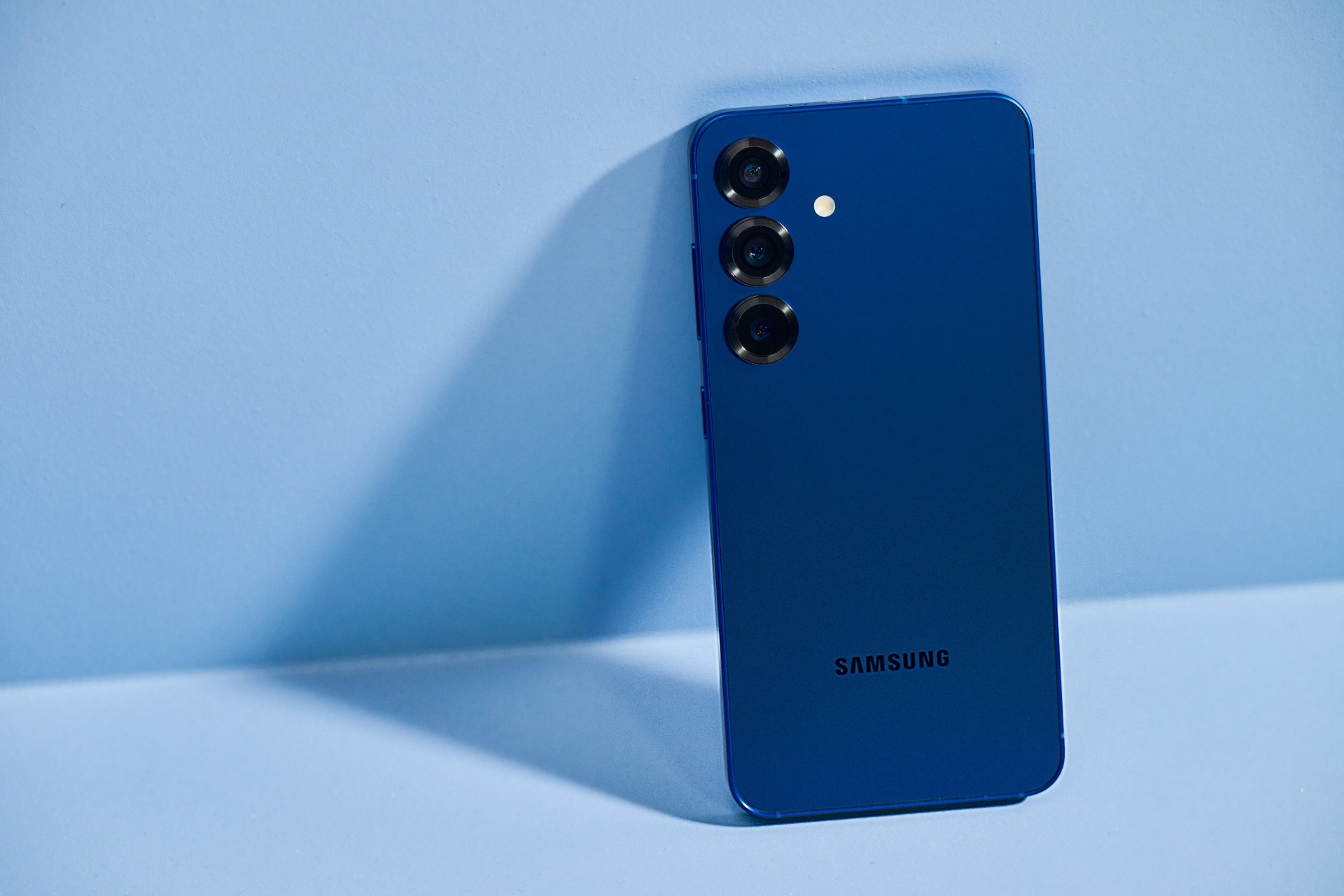 Samsung Galaxy S25+ en couleur marine Samsung Galaxy S25+ en couleur marine