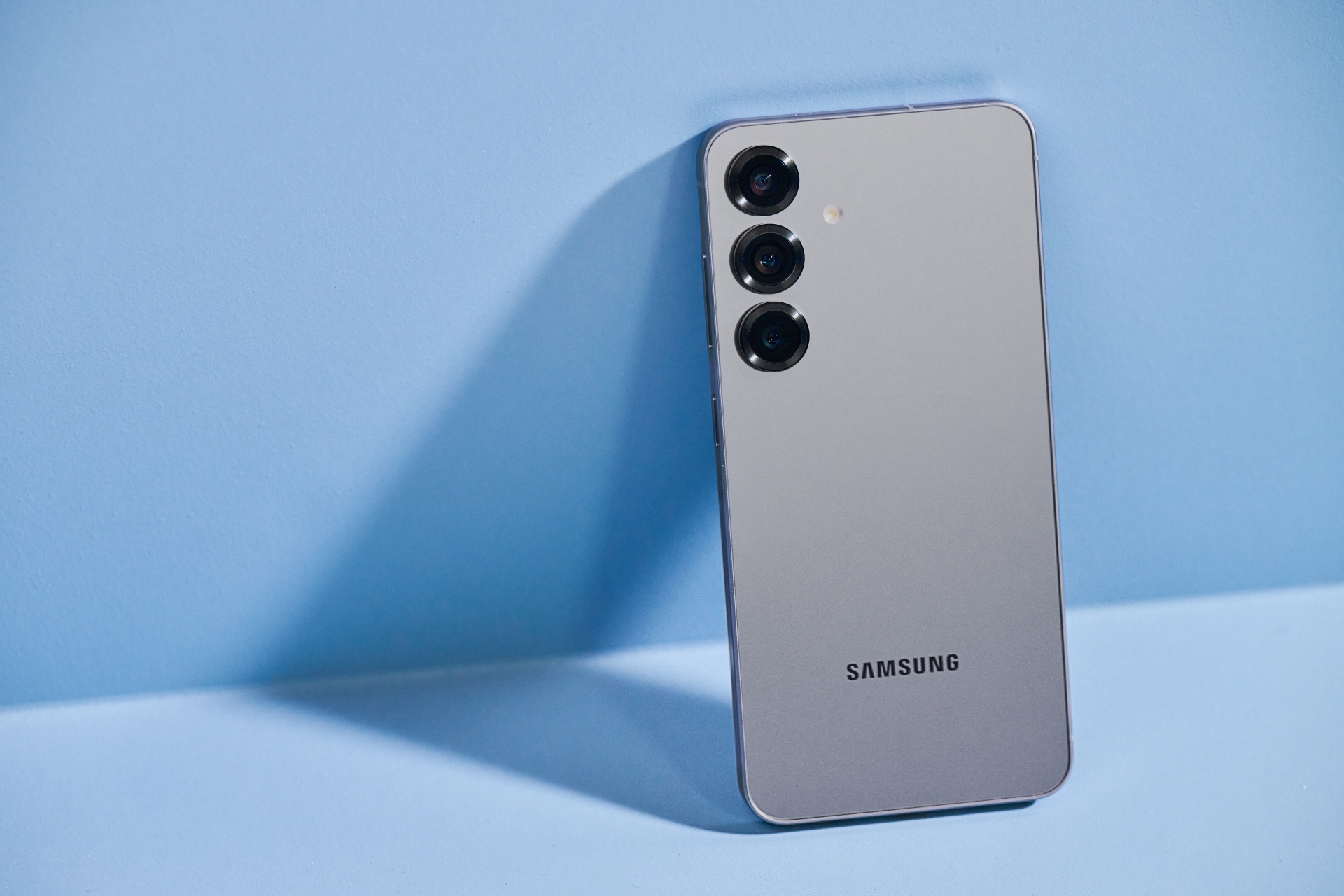 Samsung Galaxy S25+ en couleur Silver Shadow Samsung Galaxy S25+ en couleur Silver Shadow