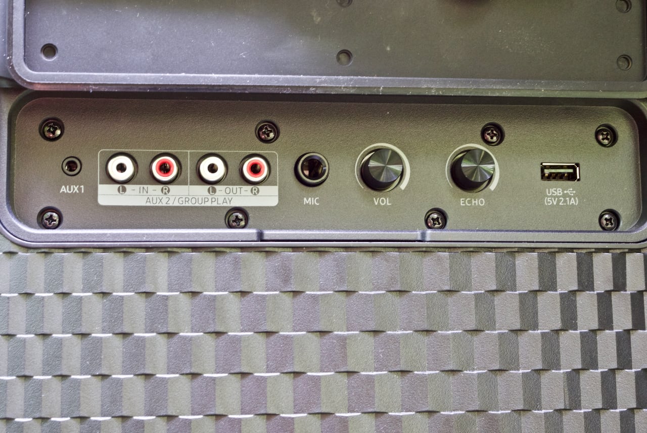 Roi de l'ambiance : Samsung Sound Tower MX-ST50B haut-parleur robuste avec batterie intégrée et rétroéclairage LED-42 Roi de l'ambiance : Samsung Sound Tower MX-ST50B haut-parleur robuste avec batterie intégrée et rétroéclairage LED-42