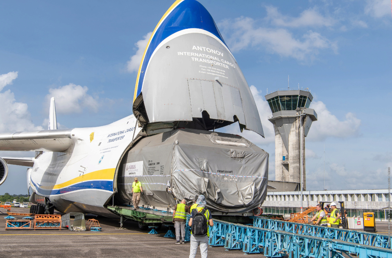 Avion de transport ukrainien An-124 et satellite CSO-3