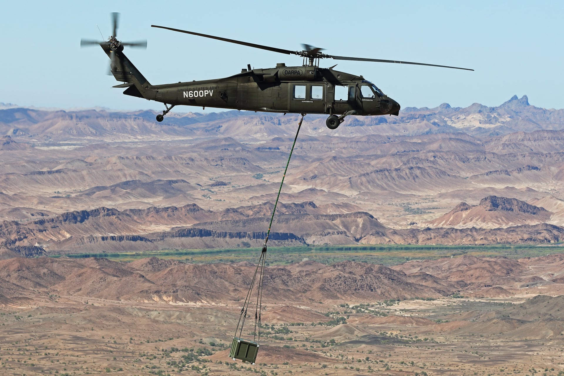 Un hélicoptère sans pilote Sikorsky UH-60M Black Hawk transporte une cargaison lors de l'exercice Convergence 2022. Illustration : Lockheed Martin
