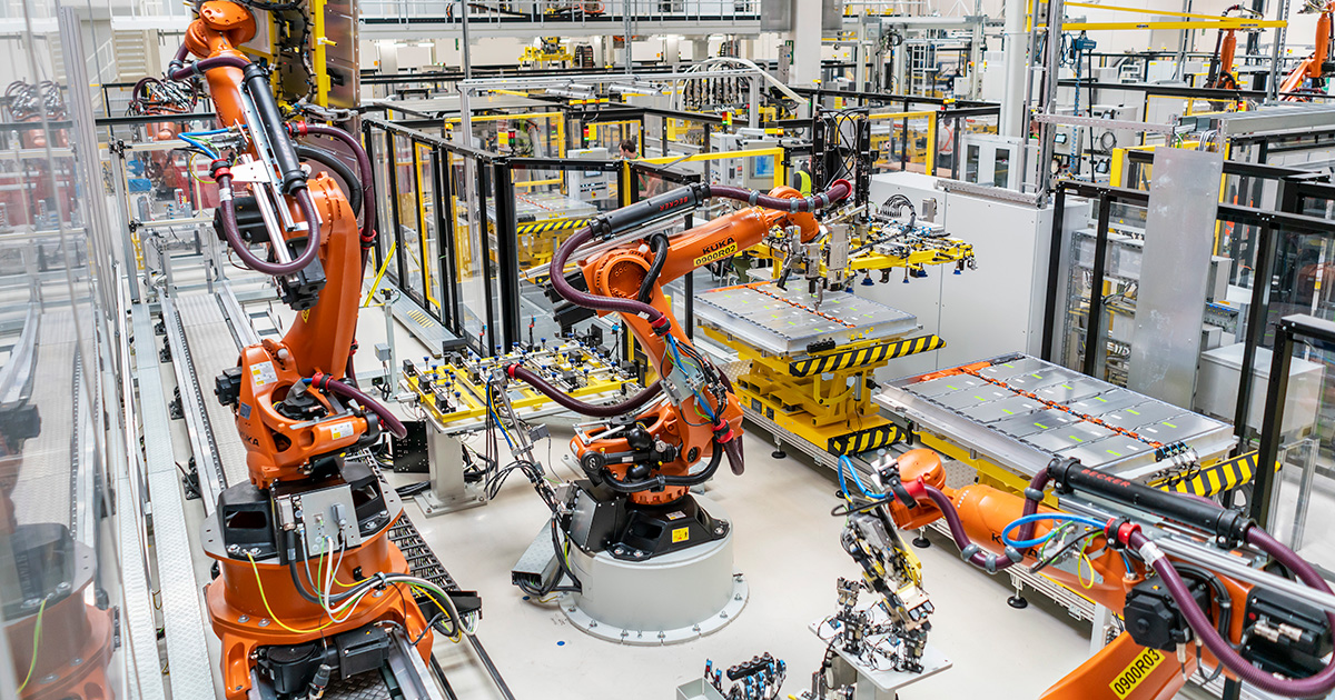 Robots sur la ligne de production de batteries haute tension de l'usine Škoda Auto de Mladá Boleslav. Robots sur la ligne de production de batteries haute tension de l'usine Škoda Auto de Mladá Boleslav.