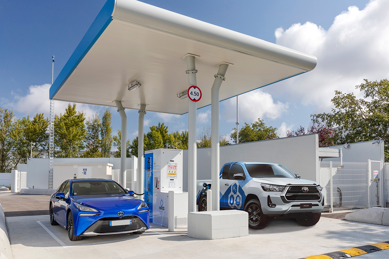Station de ravitaillement en hydrogène Toyota Mirai et Toyota Hilux dans une station de ravitaillement en hydrogène