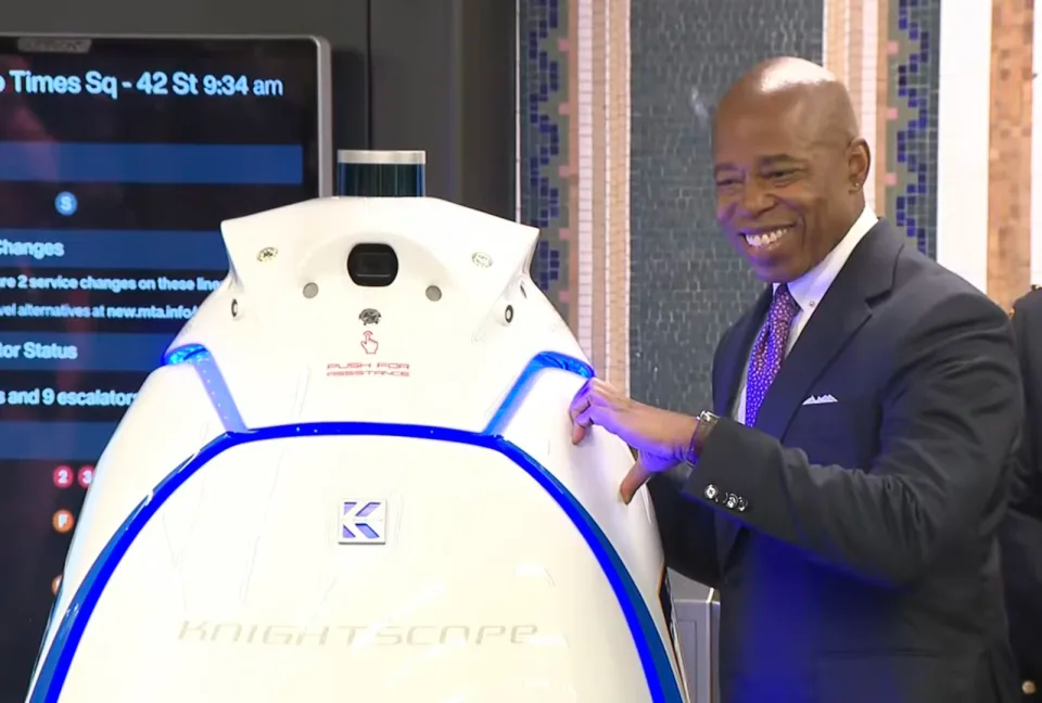 À New York, un robot policier patrouillera dans la station de métro Times Square. À New York, un robot policier patrouillera dans la station de métro Times Square.