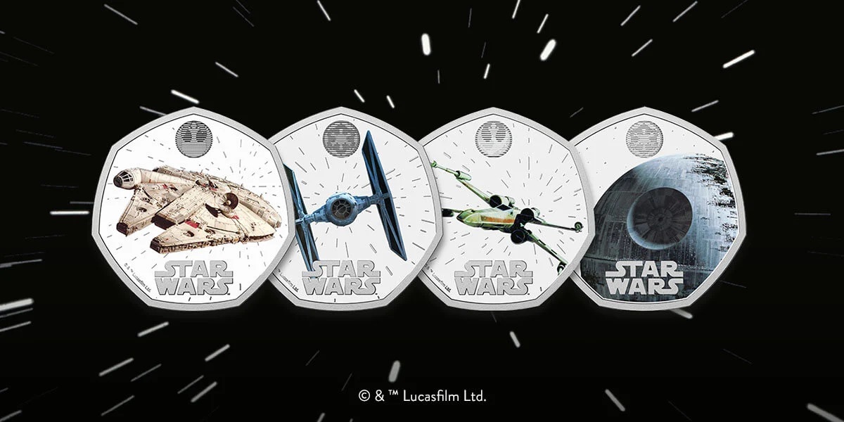 La Monnaie britannique a lancé une collection numismatique mettant en scène trois vaisseaux spatiaux emblématiques et l'Étoile de la Mort de Star Wars. La Monnaie britannique a lancé une collection numismatique mettant en scène trois vaisseaux spatiaux emblématiques et l'Étoile de la Mort de Star Wars.