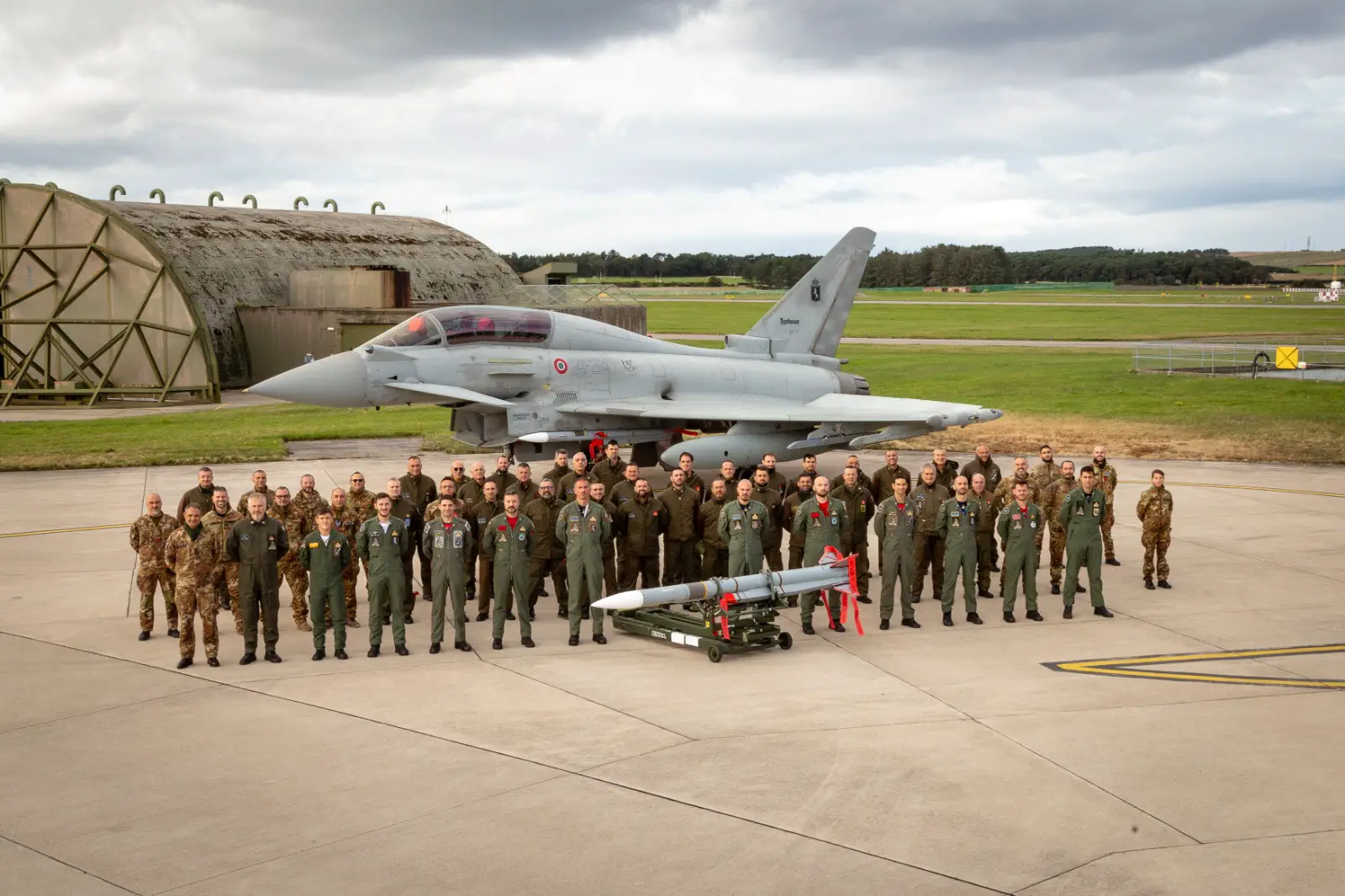 Les chasseurs italiens Eurofighter Typhoon ont effectué les premiers tirs de missiles Meteor BVRAAM à moyenne portée. Les chasseurs italiens Eurofighter Typhoon ont effectué les premiers tirs de missiles Meteor BVRAAM à moyenne portée.
