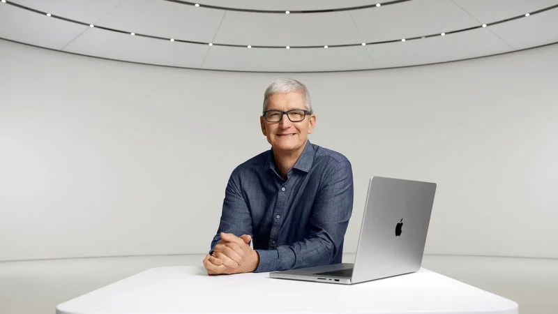 Tim Cook avec MacBook Tim Cook, PDG d'Apple