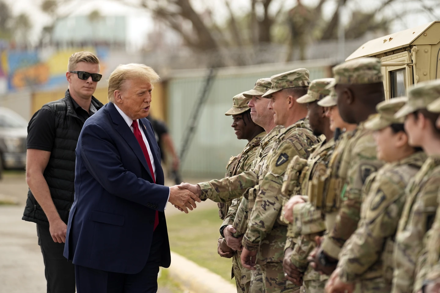 Le président américain Donald Trump et les membres de la Garde nationale