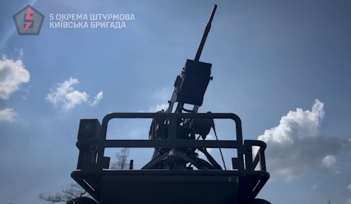 Les forces armées ukrainiennes montrent les premières images d'un drone blindé terrestre en action Les forces armées ukrainiennes montrent les premières images d'un drone blindé terrestre en action
