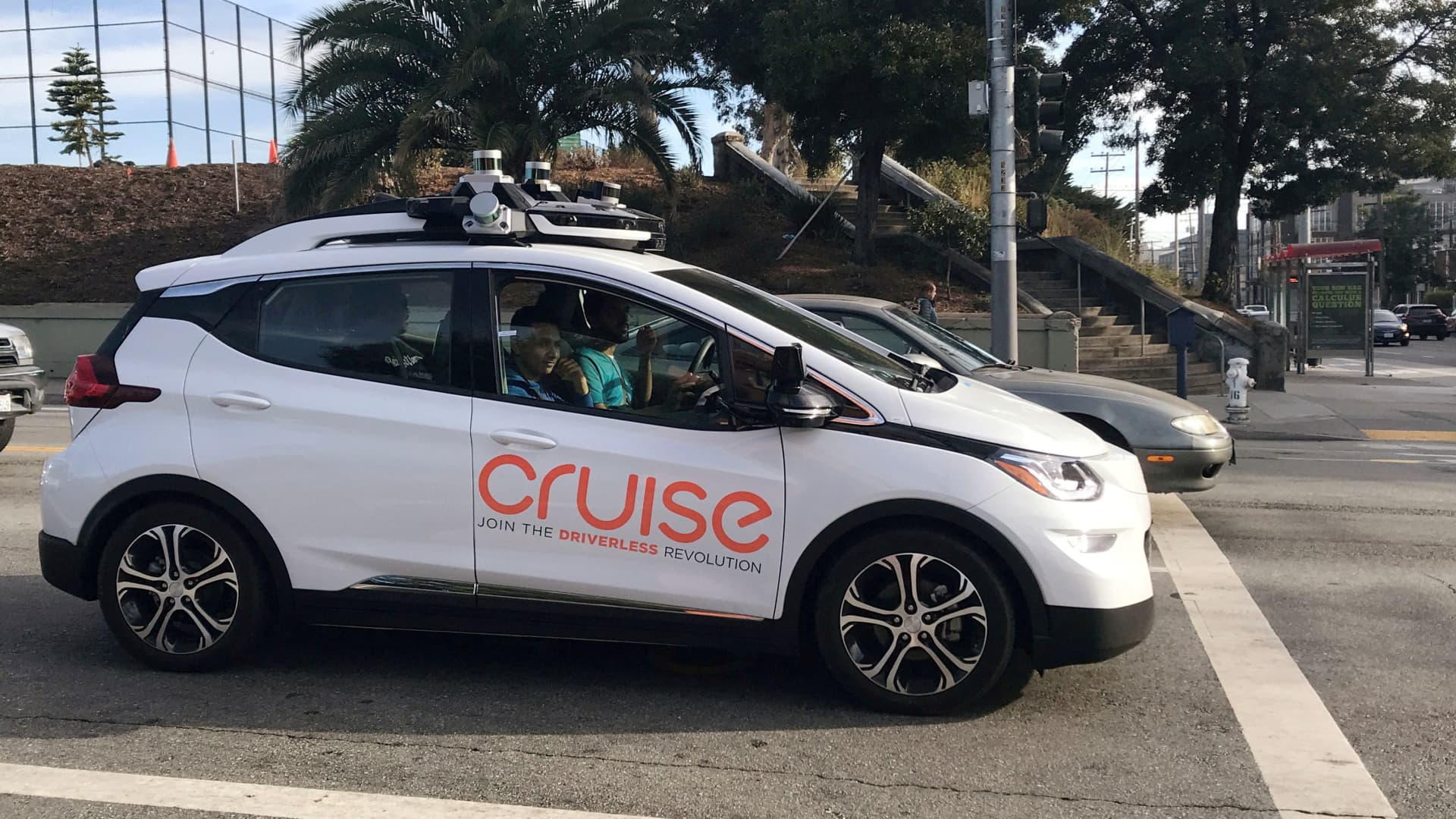 À San Francisco, une voiture a heurté un piéton et l'a projeté sous les roues de la voiture robot Cruise.