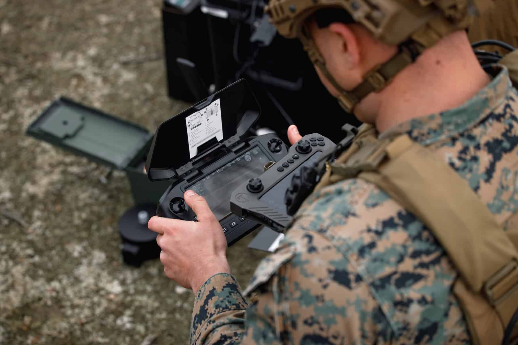 L'opérateur du drone Skydio X2D. Illustration : Marines L'opérateur du drone Skydio X2D. Illustration : Marines