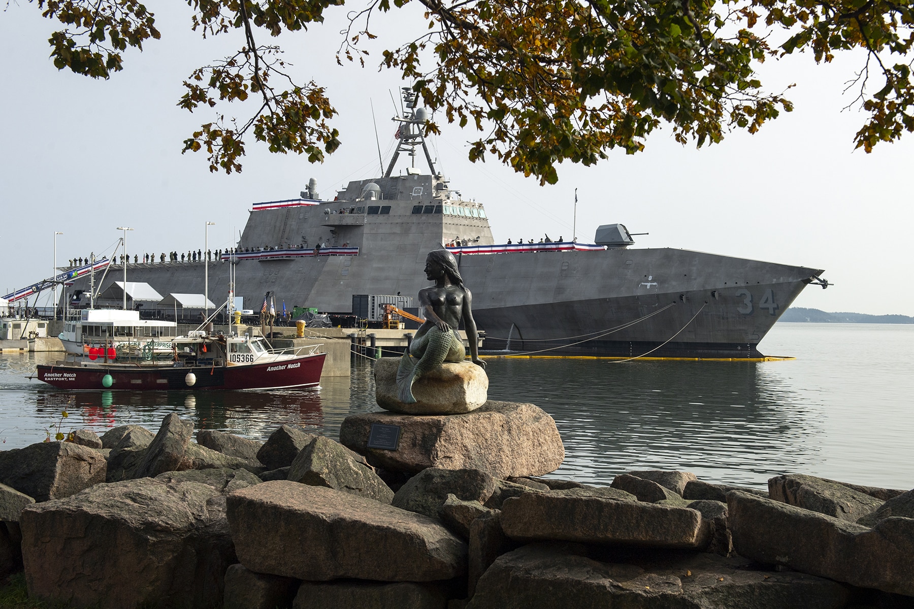 La marine américaine a mis en service le nouveau navire de combat littoral de classe Independence, l'USS Augusta. La marine américaine a mis en service le nouveau navire de combat littoral de classe Independence, l'USS Augusta.