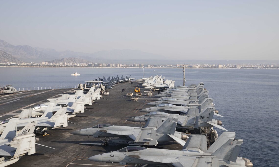 La marine américaine a envoyé en Turquie le plus grand porte-avions du monde, l'USS Gerald R. Ford, d'une valeur de plus de 13 milliards de dollars. La marine américaine a envoyé en Turquie le plus grand porte-avions du monde, l'USS Gerald R. Ford, d'une valeur de plus de 13 milliards de dollars.