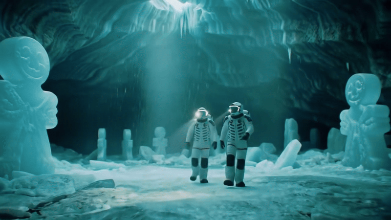 Animation de la grotte de glace avec des personnes en combinaisons spatiales