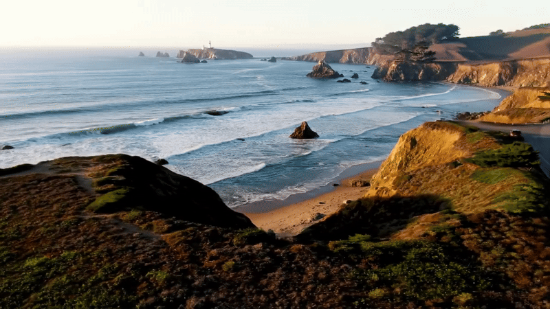Prise de vue aérienne de la falaise rocheuse au-dessus de la plage