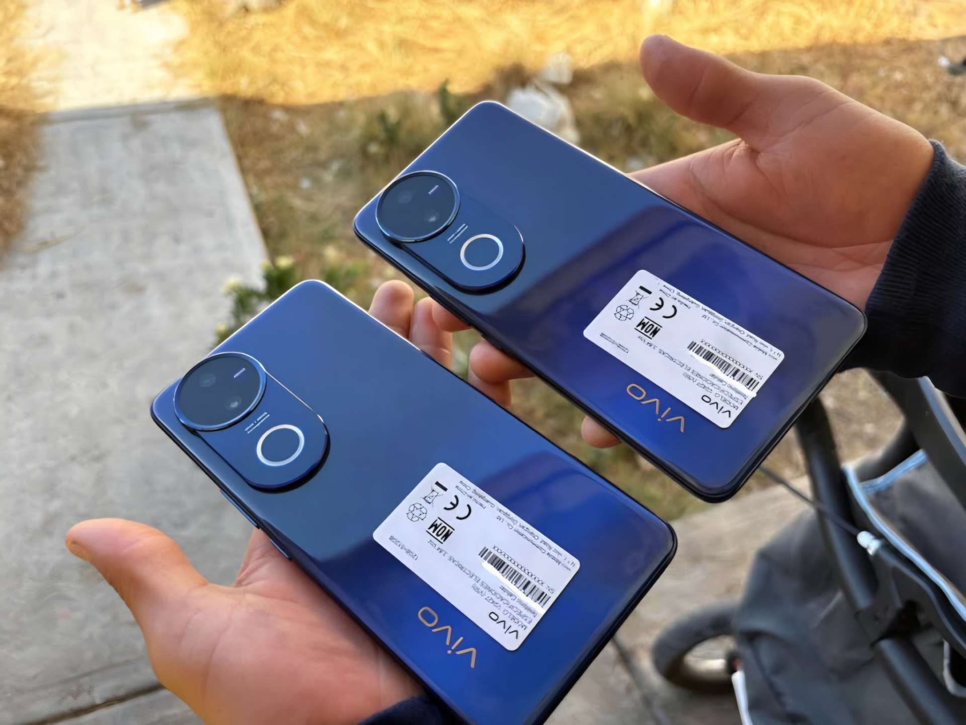 Vivo V50 en bleu étoilé, Angle 4 Vivo V50 en bleu étoilé, Angle 4