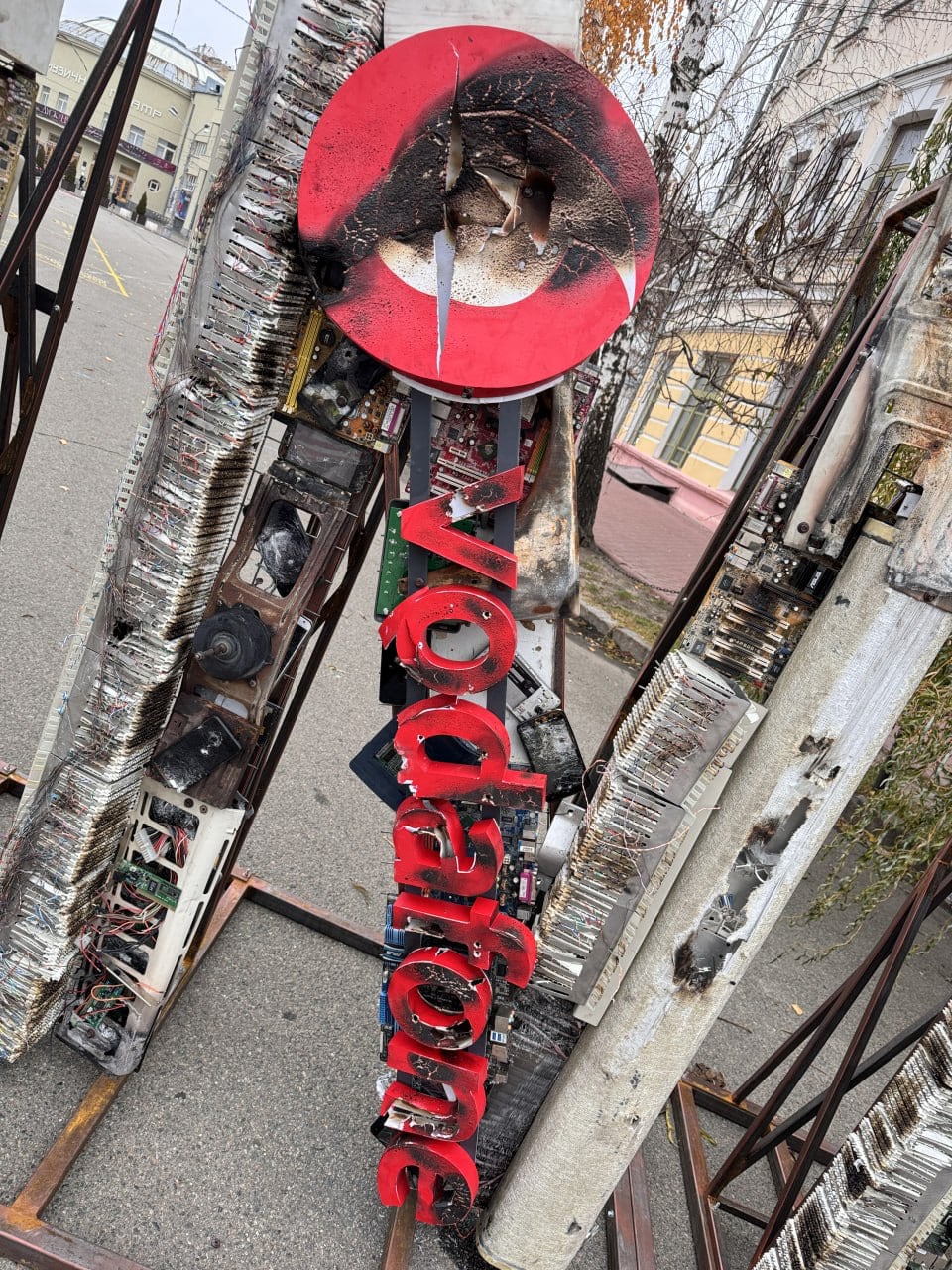 Un panneau de l'opérateur Vodafone incendié Une enseigne Vodafone brûlée symbolisant les destructions de la guerre.
