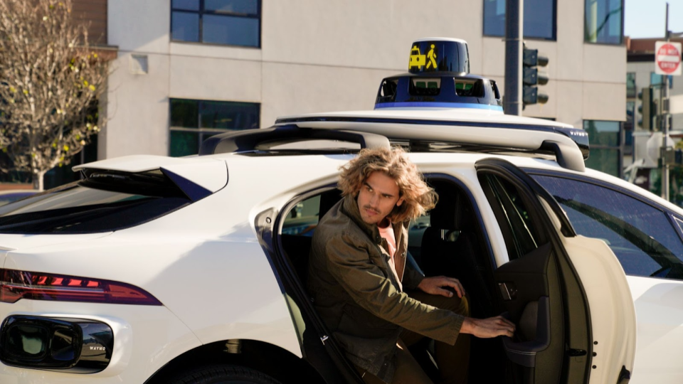 Waymo a mis au point un système de communication visuelle entre les voitures sans conducteur et les humains Waymo a mis au point un système de communication visuelle entre les voitures sans conducteur et les humains