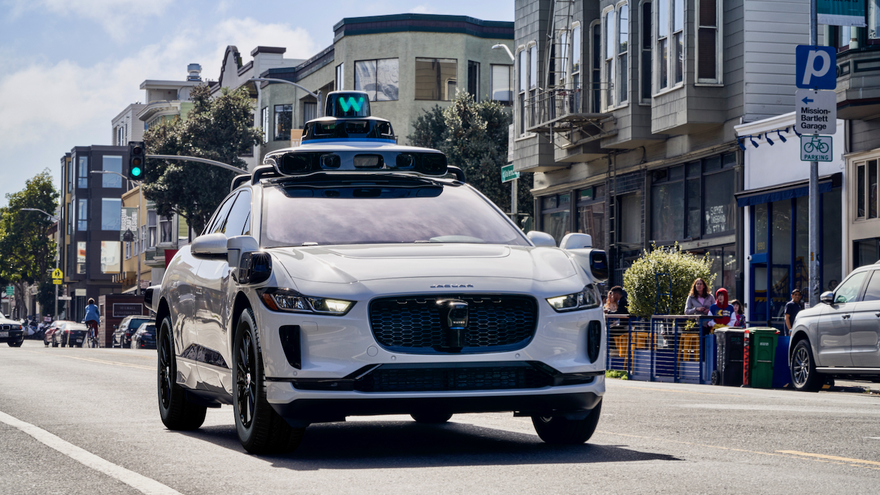 Le robotaxi de Waymo s'est engagé sur la voie en sens inverse en tentant d'éviter un groupe de monocyclistes Le robotaxi de Waymo s'est engagé sur la voie en sens inverse en tentant d'éviter un groupe de monocyclistes